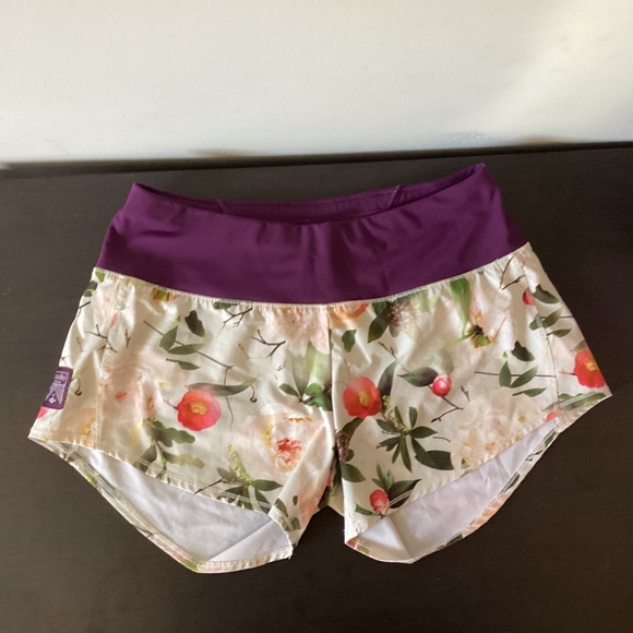 oiselle Pants - Oiselle Roga Floral Athletic Shorts with Purple Waistband size 02